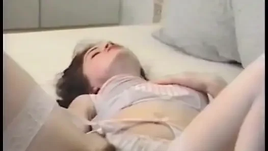 Cewek imut yang sange suka meluncurkan dildo ke dalam memeknya yang sempit