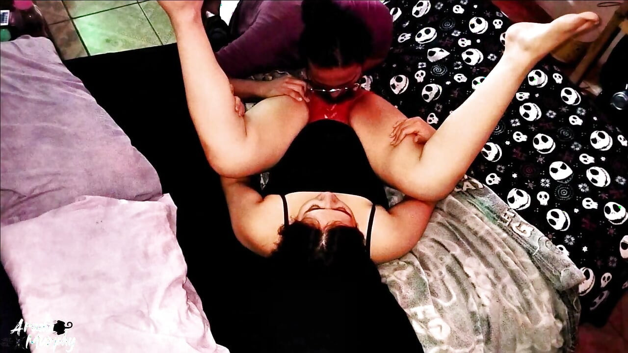 Cornudo atrapa a una zorra infiel y a su amante teniendo sexo antes de que su marido llegue a casa