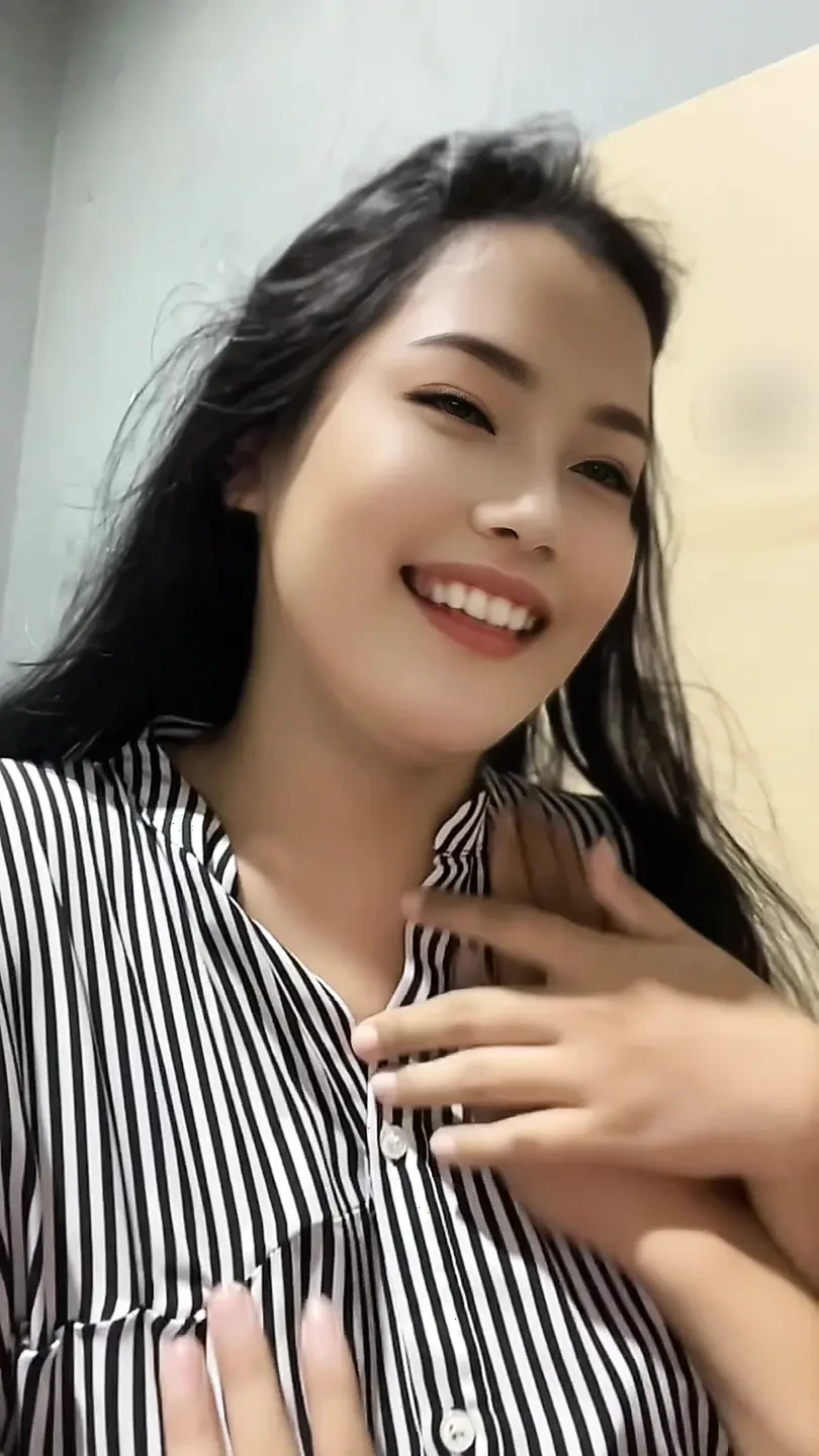 年轻女人的打手枪太好了，让我喷了