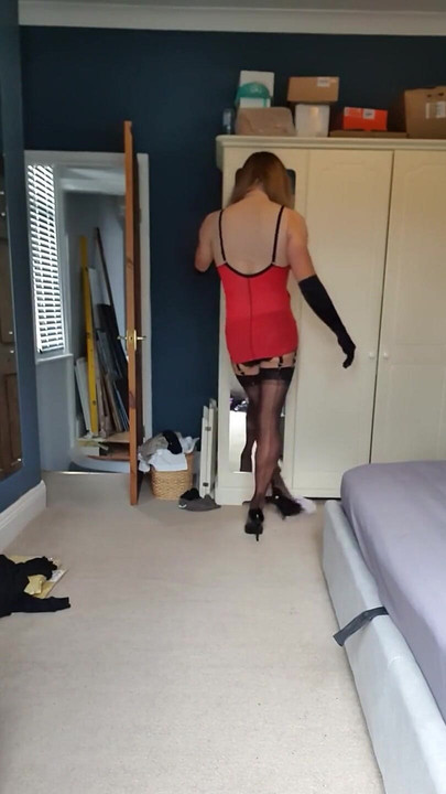 穿着我的新内衣挑逗, 是不是让你热辣地看着我？