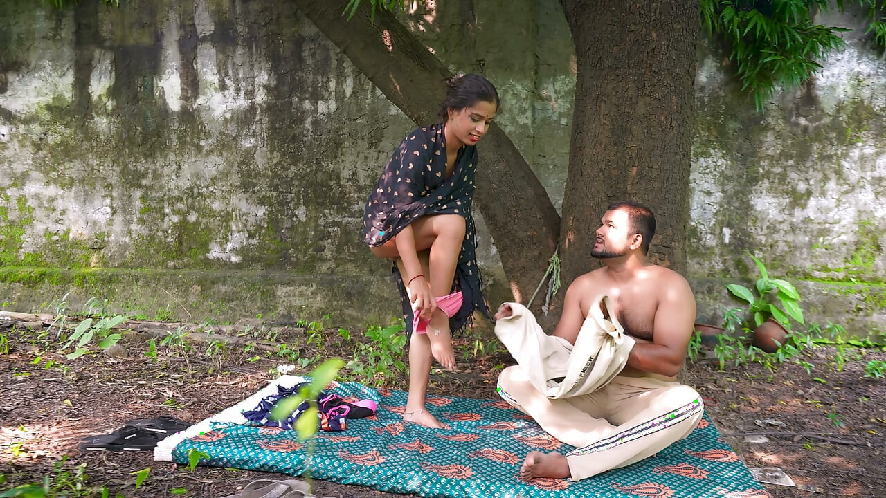 Raghu menelepon pacar desanya ke hutan, membuatnya mengisap kontolnya, dan kemudian menyetubuhinya dengan keras.