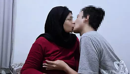 Mein hijab gibt mir einen blowjob und leckt mein sperma, wenn ich zurück im dorf bin