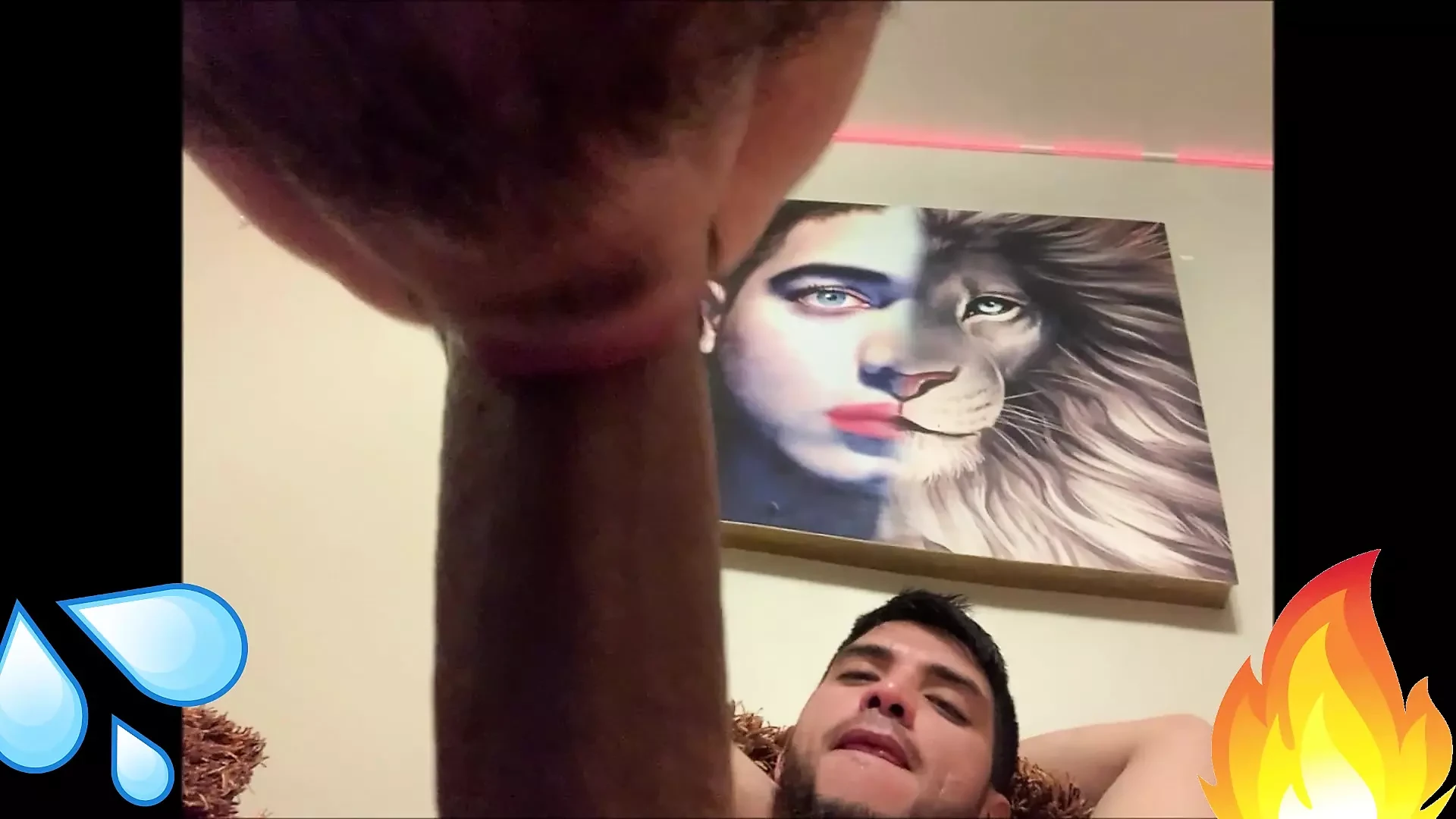 Modelul latino cu barbă mă seduce până îmi oferă pula lui