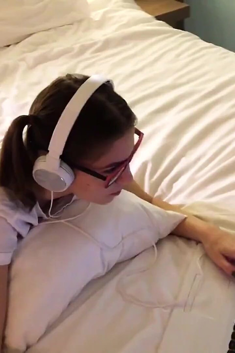 Niespodzianka dla fanów! Nastoletni streamer kończy transmisję z masturbacją