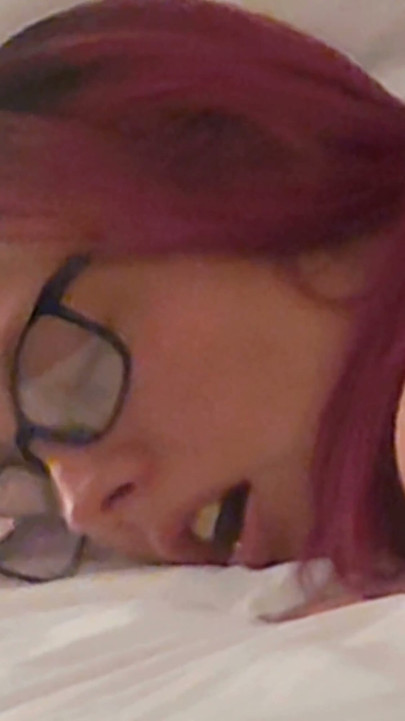 Nerdowata goth schoolgirl w okularach chce, żeby jej gorący nauczyciel spuścił się w jej ciasnej cipce podczas road tripu | Klip 2