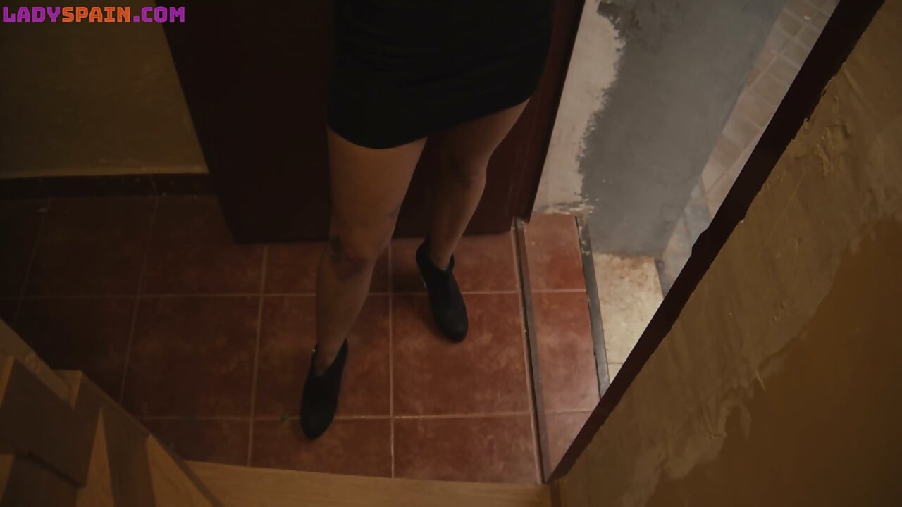 Une fille de 22 ans se fait prendre et finit par accepter de baiser