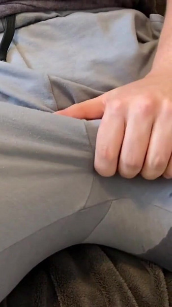 「ハンズフリーの大声で喘ぐ中出し、パンツで中出し、巨大な中出し、大声で男性の喘ぎ声」から必見の瞬間