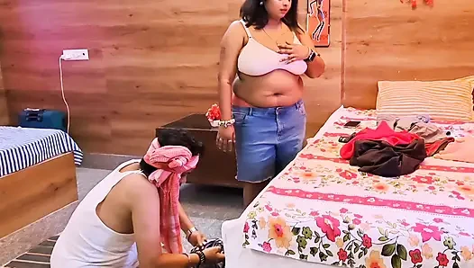 Inderin desi bhabhi hatte hardcore-sex mit dem wäscherei-jungen und lutschte seine muschi in Hindi-video