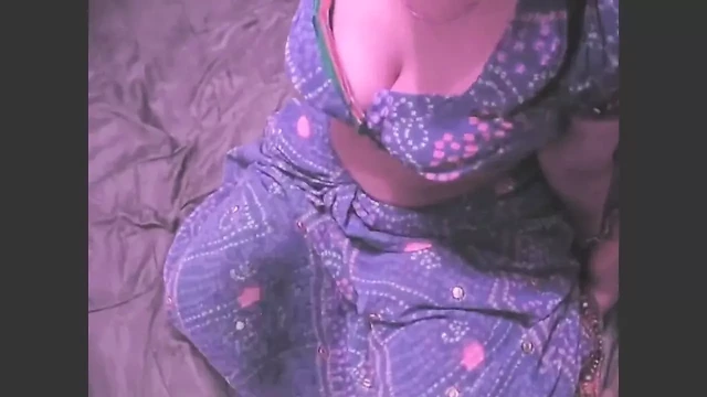 mature bhabhi in saree sucking a lund