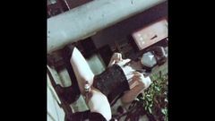 Schattige Japanse tranny exhibitionist trekt zich af en komt buitenshuis klaar