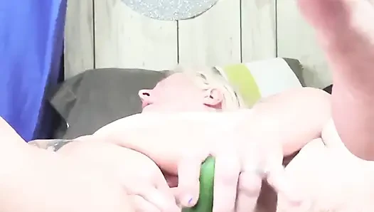 Geile schlampe, die einen haufen essen fickt