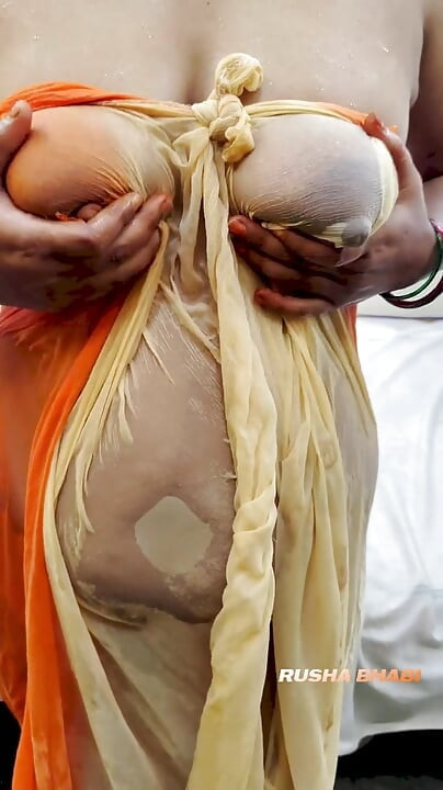 रूसा भाभी वीडियो कॉल में गीले स्तन दिखा रही है