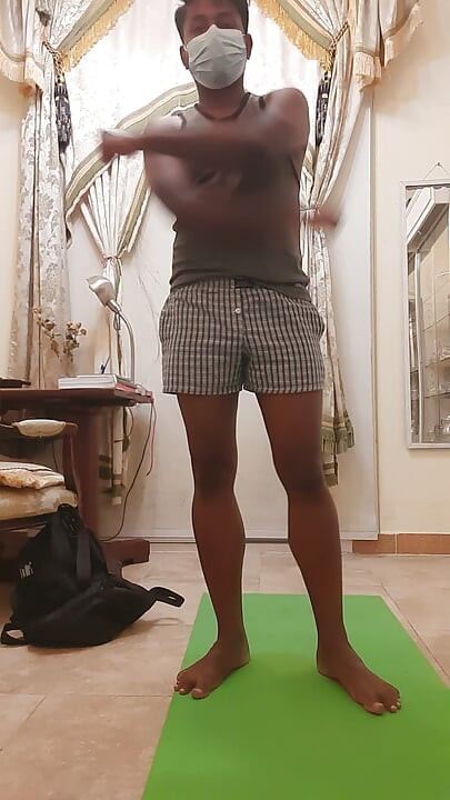 Schwule männer sexy fitnessstudio zu hause mit tanga.