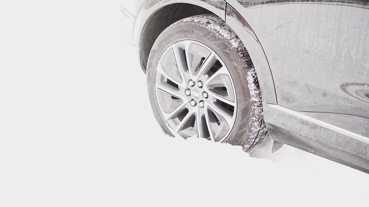 Tolong, mobilku terjebak di salju.