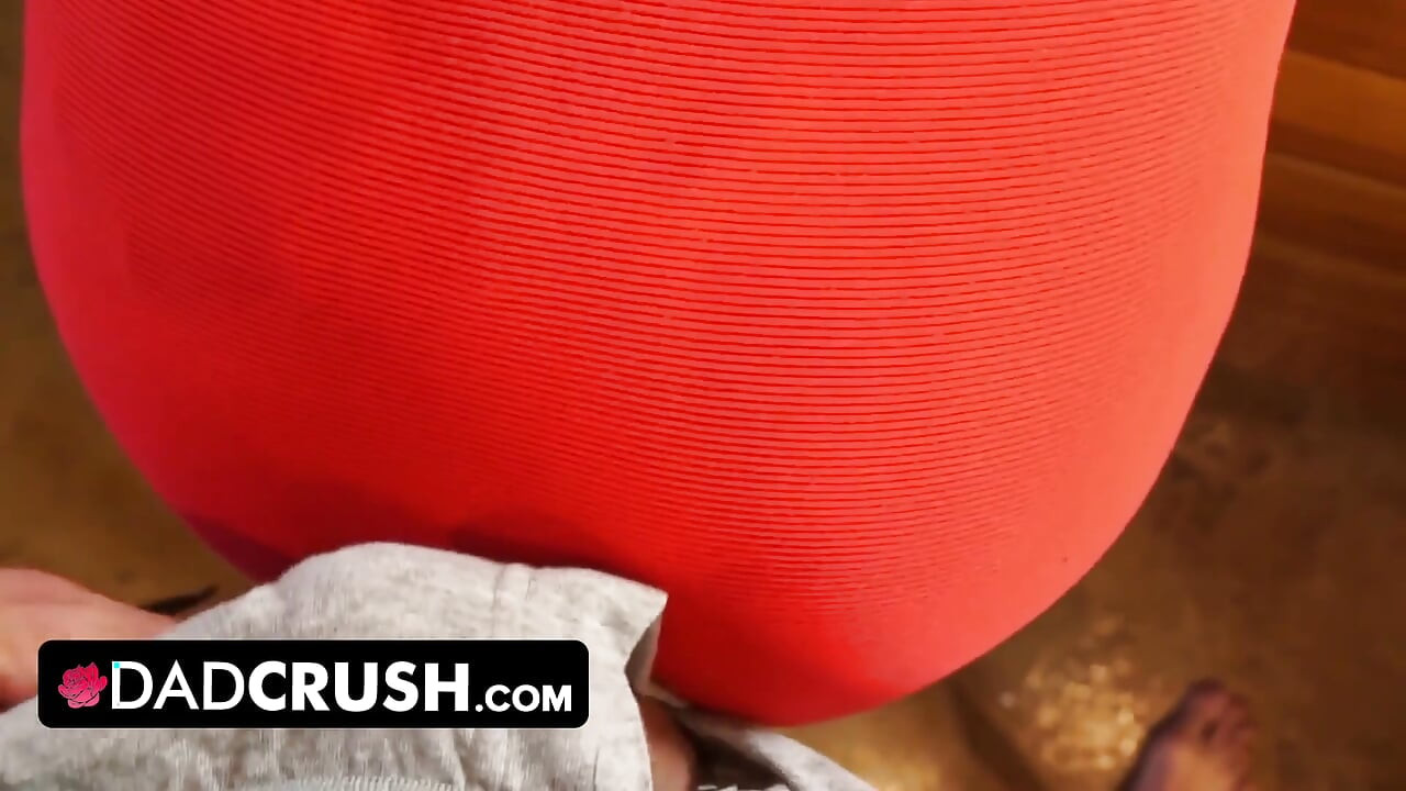 Dadcrush - üvey babasının sevimli üvey kızını duş alırken izlerken büyük yarağını kırbaçlamasını izliyor