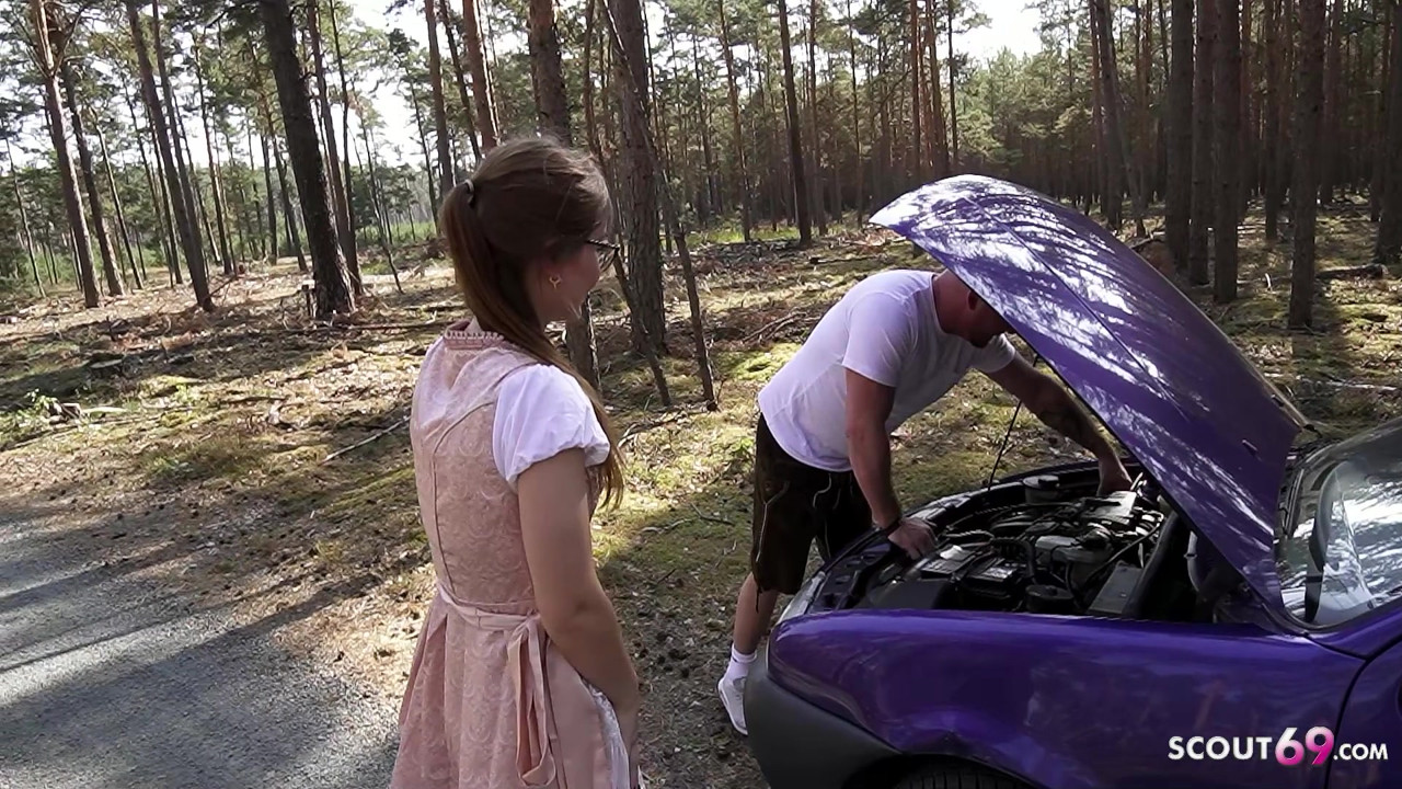 小柄なドイツのメガネガールTinyEmilyは、車の故障の助けのために見知らぬ人にファックを与える