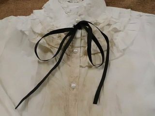 Jolie blouse blanche sale avec des taches de sperme