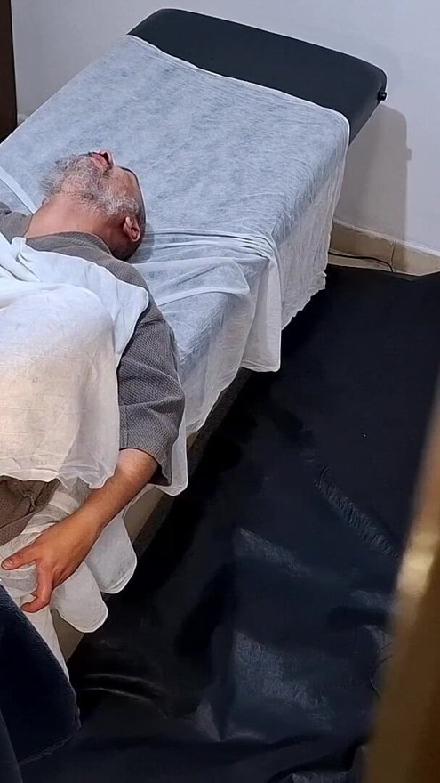 Πήγε στο γιατρό για να εξετάσει τον προστάτη του, αλλά ο γιατρός κόλλησε το στραπόν στον κώλο του. | Κλιπ 1