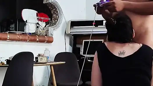 Bermain Video Game Datang Dewasa Untuk Bercinta Dan Berhubungan Seks Keras Dalam Empat Payudara Kendur Dan Besar