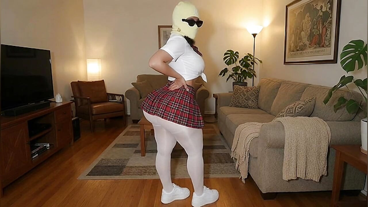 Mädchen mit dickem arsch im lila kleid und netzstrümpfen doggystyle gefickt