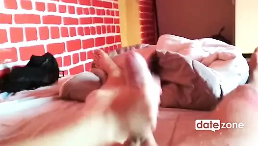 Genç amatör genç kız elle muamele ve sakso çekiyor