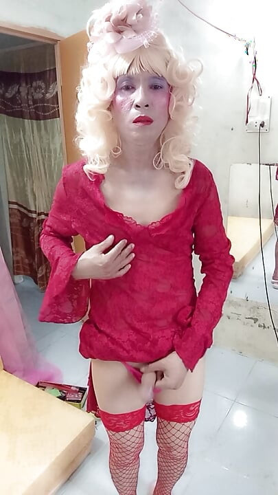 Oanh Le transgender w sukience selfie z penisem terierem
