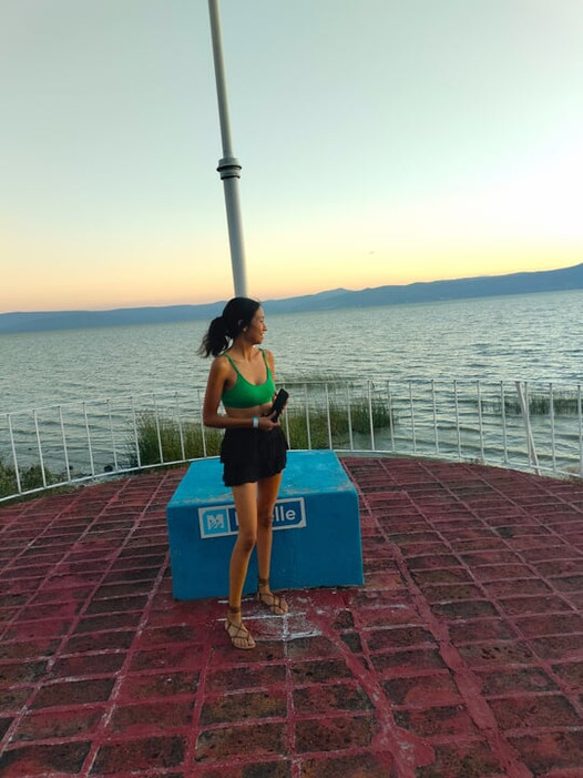 Sora mea vitregă mă fute la hotelul părinților mei! mă masturbează, mă suge adânc în gât și mă face să am o ejaculare înăuntru bogată în gura lui.