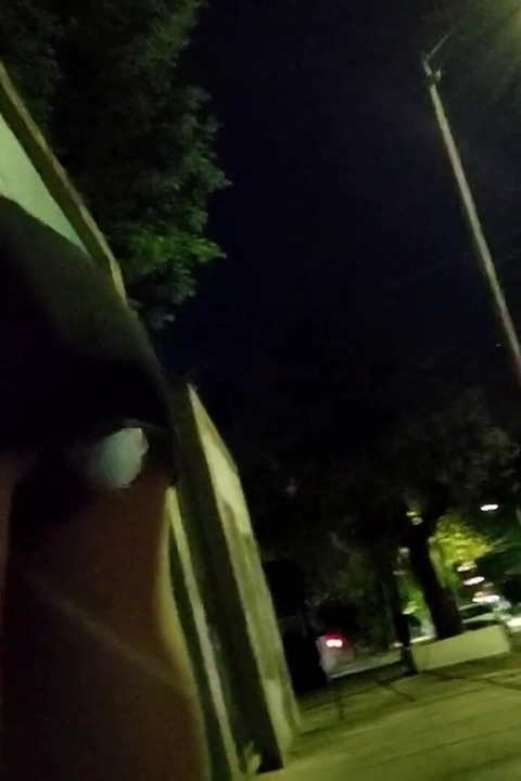 娘娘腔变装者在外面走动, 她的屁股里有一个振动器, 还有一个微型贞操笼