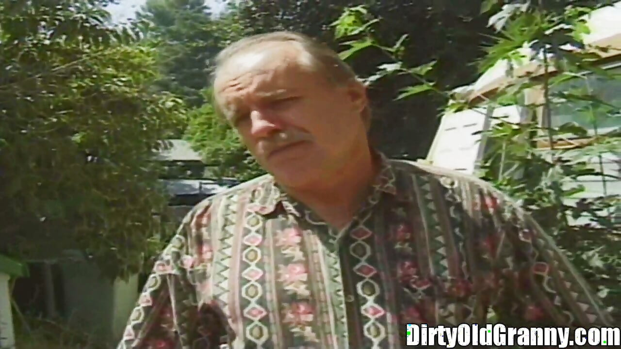 Fudendo puta estrangeira geezer em raggity tour bus nasty puss