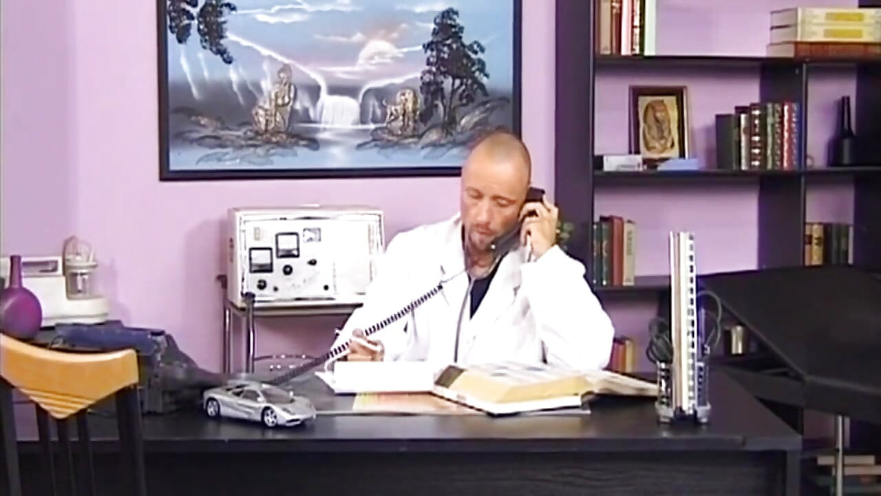 O asistentă matură excitată își scurge adânc pacientul de doctor