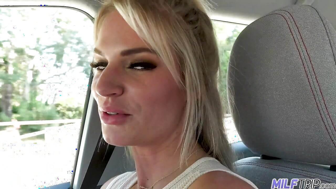 MILF blonde yang bertetek besar Rachael Cavalli dikongkek