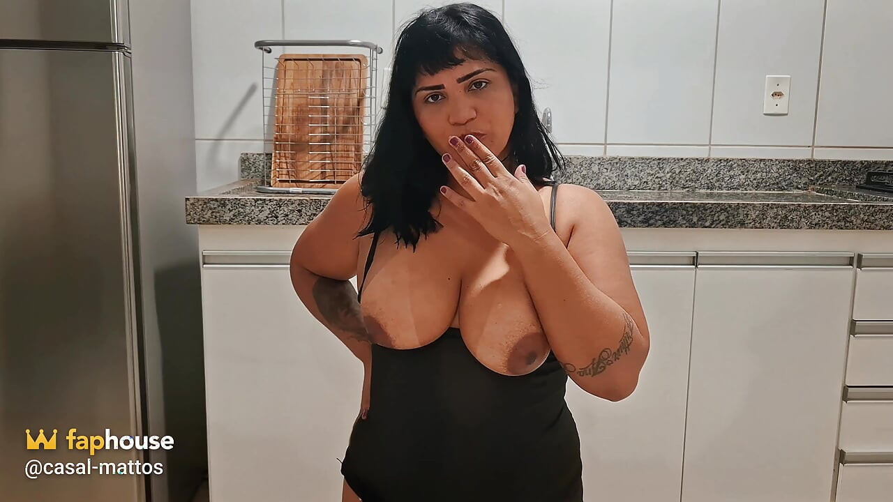 Καυτή γυναίκα με δερμάτινα ρούχα γαμιέται σκληρά