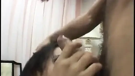 İspanyol kaltak tüm deliklerini siktiriyor ve bardaktan döl içiyor