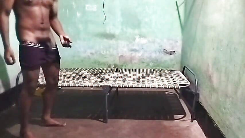 年輕男孩健身房後印度大雞巴