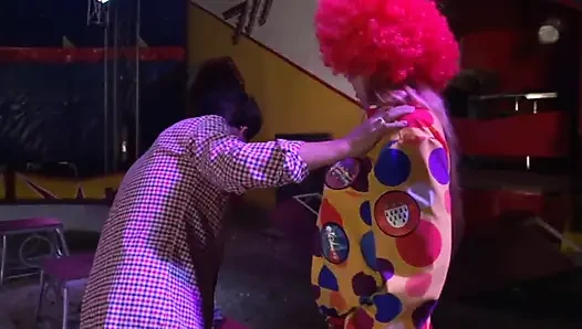 Seksi büyük göğüsler domalma pozisyonunda sikişiyor... sirkte