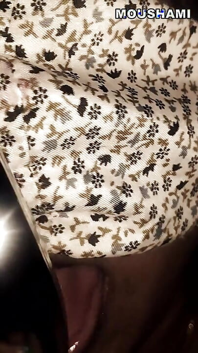 Desi bhabhi leker med dildo i sin fitta och njuter fullt ut