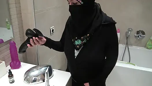 Algerian maid in Marseille lets me fuck her deep in her pussy
