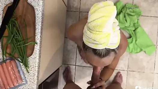 Mutfakta havluyla sakso çekiyor çıplak sarışın ev hanımı yarak emiyor