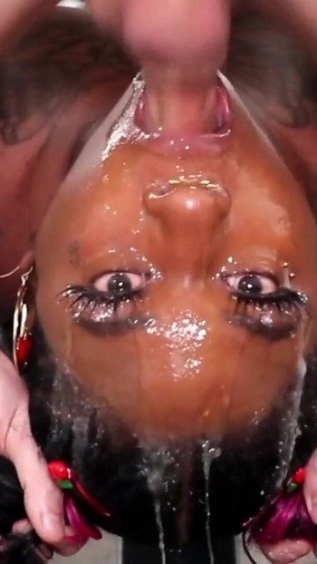 超スロッピーなフェイスファックとハードディープスロート・スロートパイ |クリップ1