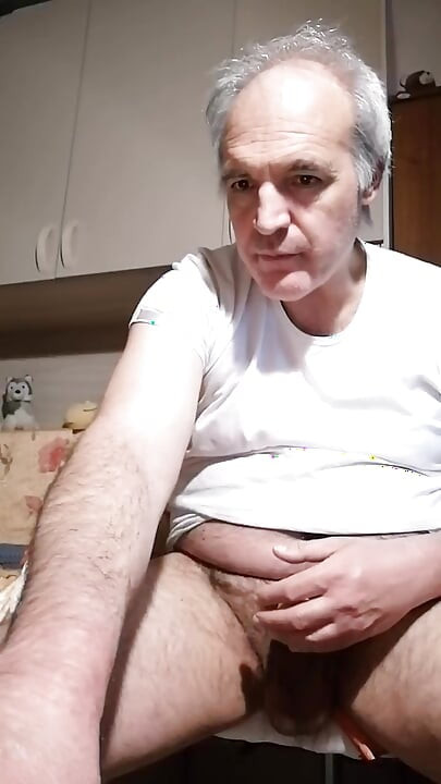 Saya menonton video lucah lesbian untuk merangkap dan menikmati keseronokan handjob!