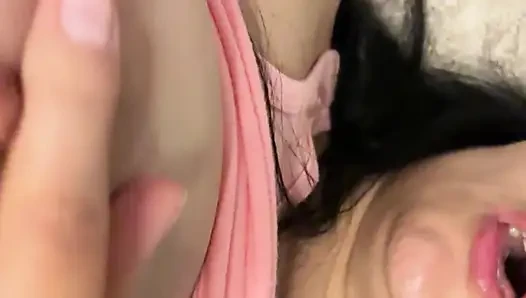 Große Brüste pink-latina spritzt ihre enge und riesige Muschi