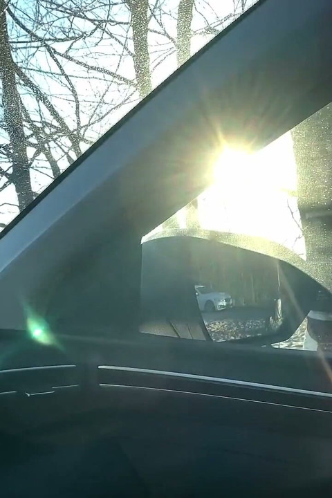 Käteen vetäminen autossa ja laukeaminen - leikkaamaton kulli
