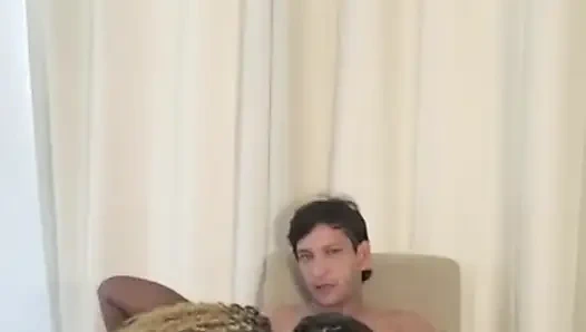 Горячая африканская девушка из колледжа любит много кончить на большом хуе