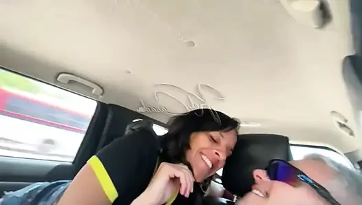 Hareket halindeki arabada amını verdi