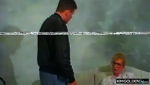 Dominanter Hengst zaehmt devote Rothaarige