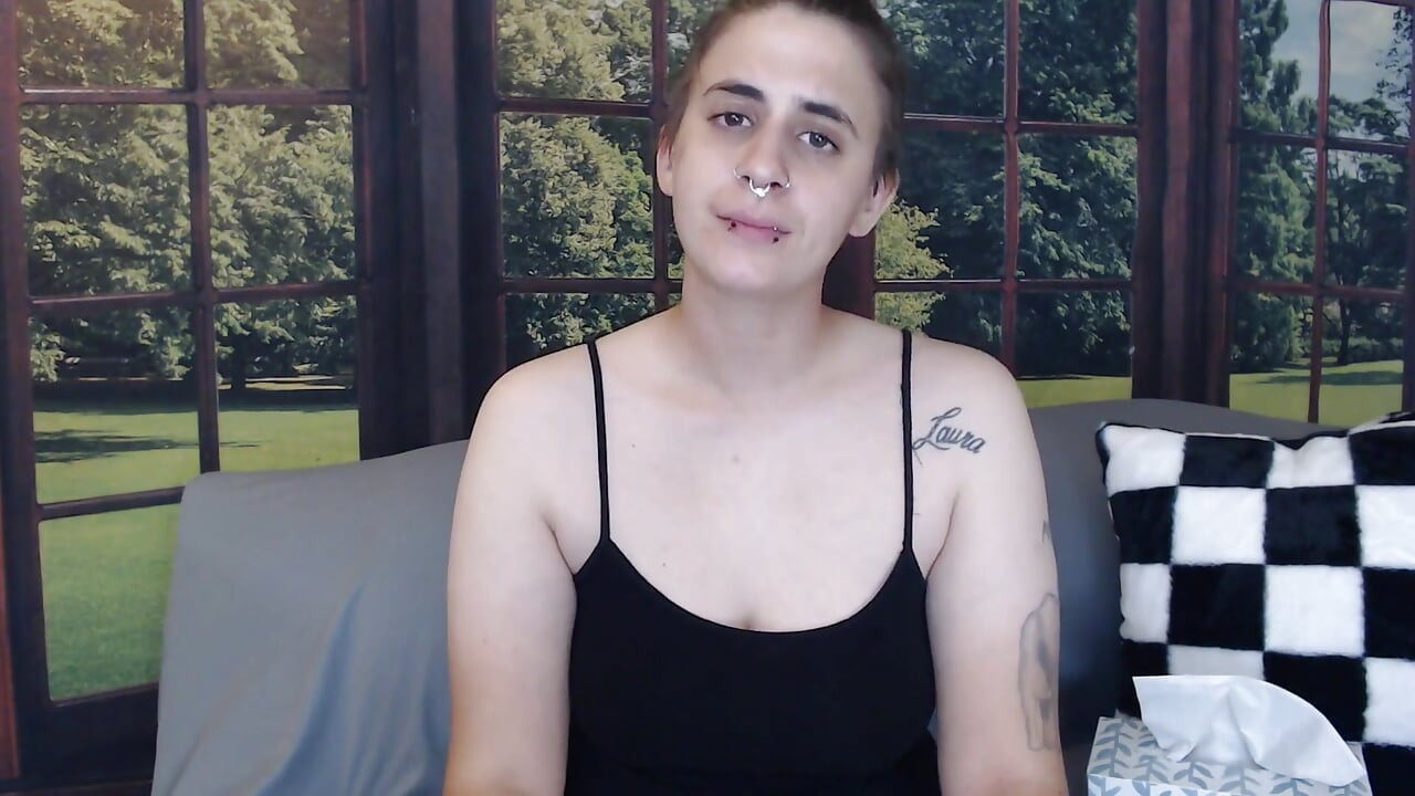 Strângându-și tachinarea tusei care suge nasul