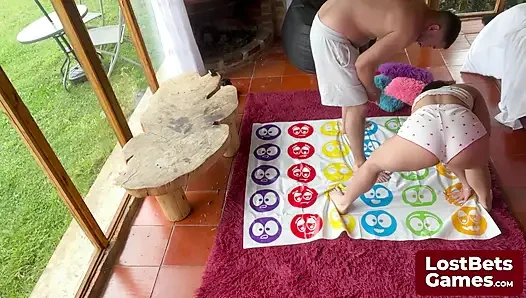 Eine blowjob-Überraschung für den Strip Twister-spielsieger