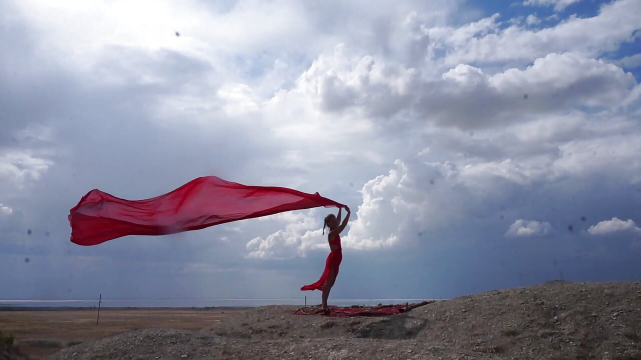 Auf Top of Hill mit roter Flagge