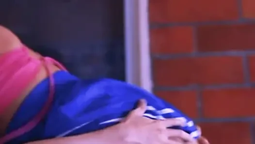 Adik tiri yang nakal menunggangi ayah tirinya ke ruang tamu.