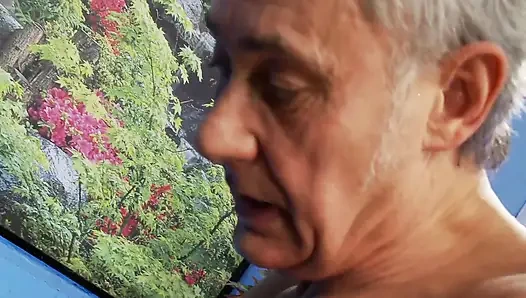 Ateşli porno yıldızı yaşlı adam tarafından sikiliyor